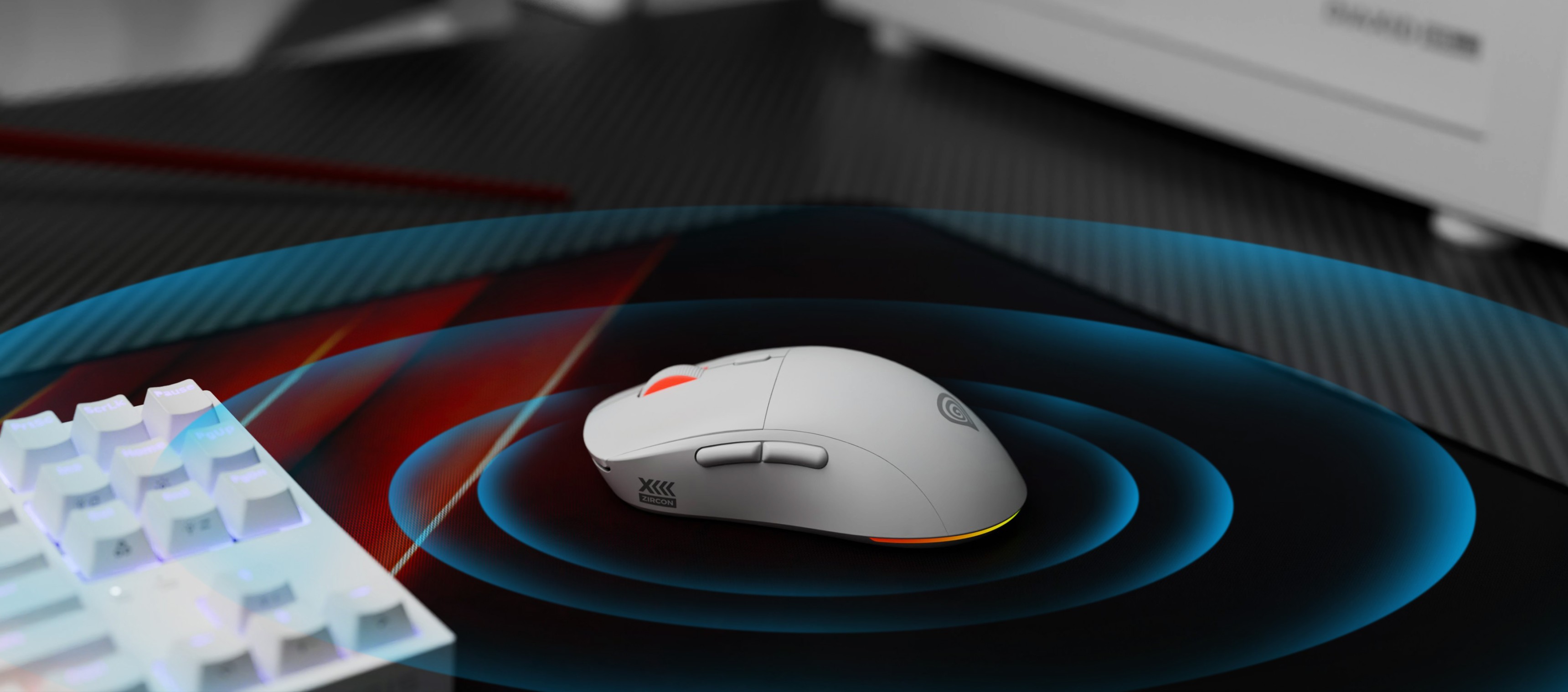 Ασύρματο ποντίκι gaming Genesis Zircon XIII με παραμετροποιήσιμες λειτουργίες και 26000 DPI, τοποθετημένο σε μαξιλαράκι gaming mouse pad
