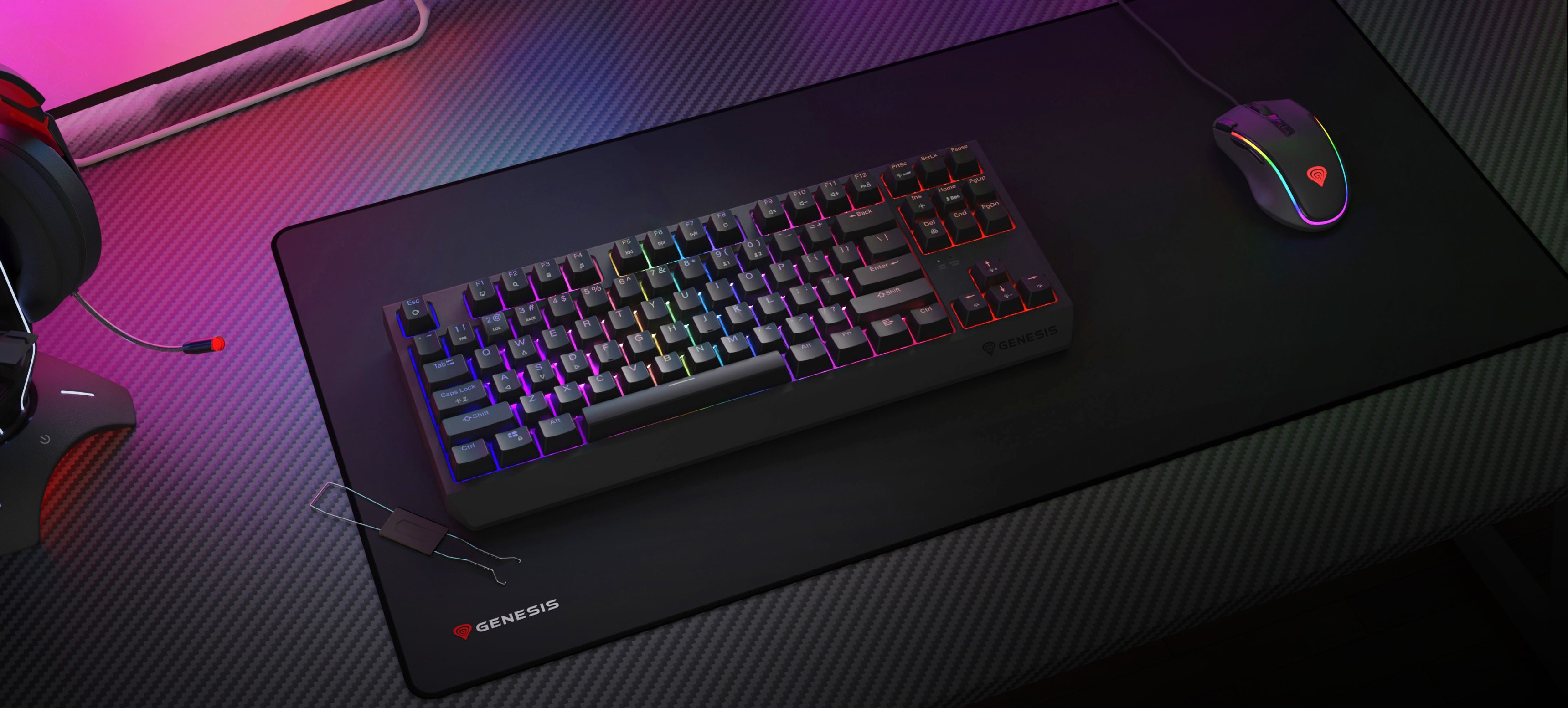 Ασύρματο μηχανικό πληκτρολόγιο gaming με φωτισμό RGB, τοποθετημένο σε ένα μεγάλο mouse pad δίπλα σε ένα gaming mouse και headset