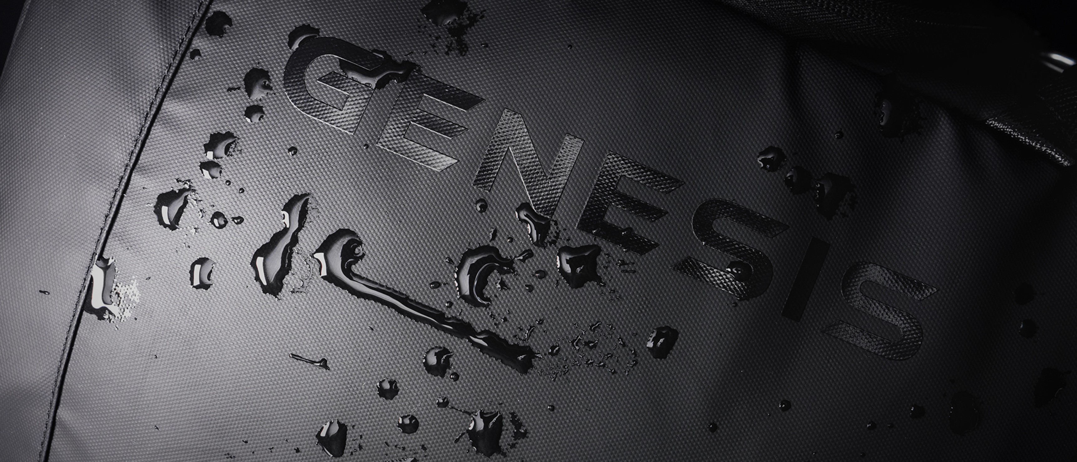 Κοντινό πλάνο του σακιδίου πλάτης Genesis Pallad 420 για φορητούς υπολογιστές, με μαύρη επιφάνεια με σταγονίδια νερού και το λογότυπο της μάρκας.